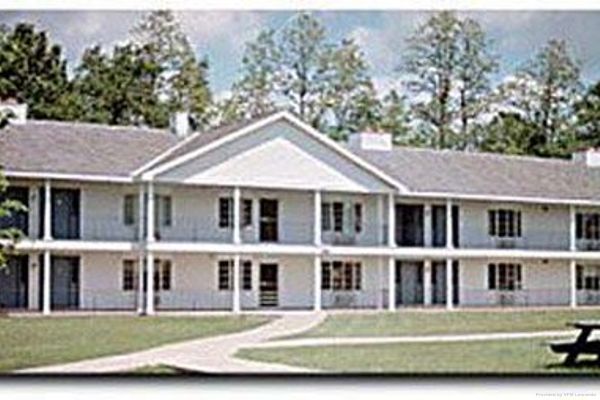 COLONIAL MOTEL AND SPA (Brattleboro)